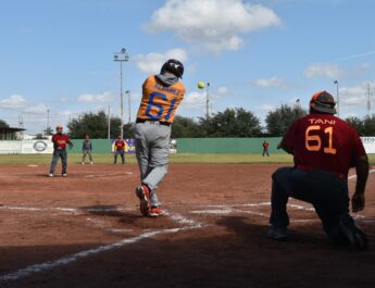 Farmacia López defiende su corona y se instala en la final tras vibrante duelo en extrainning
