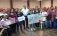 Entrega Carlos Peña Ortiz tarjetas de la Beca Rita Cetina a estudiantes de Reynosa